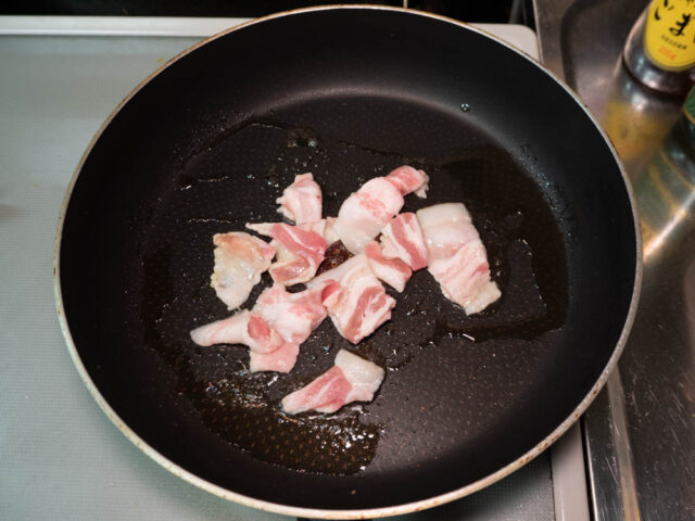 豚バラ肉を炒める写真