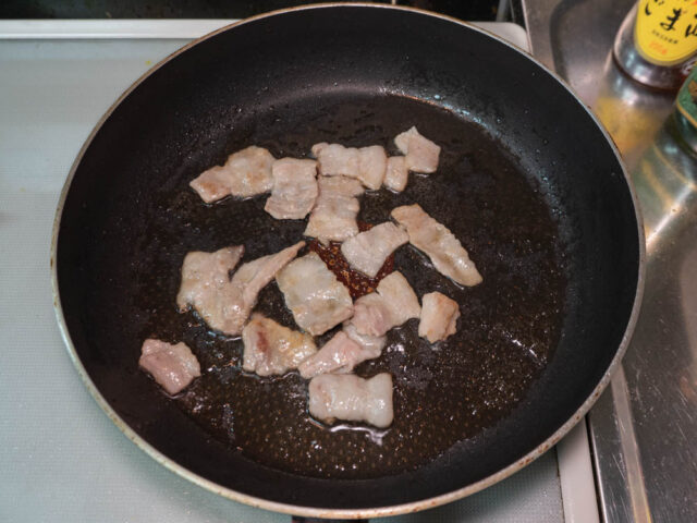 豚バラ肉の色が変わるまで炒めた写真
