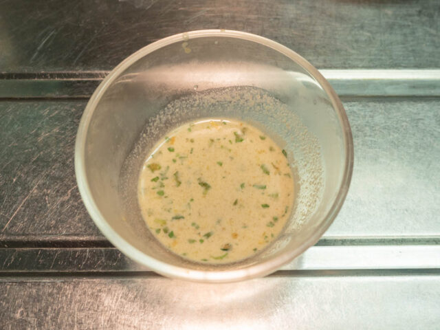 ラーメン添付のスープ1/2をお湯で溶いた写真