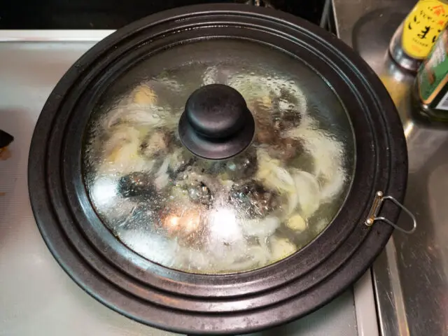 ふたをしてアサリが開くまで加熱する写真