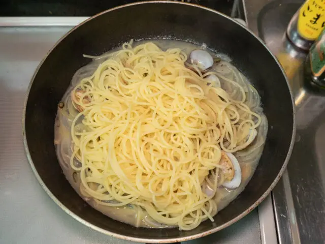 茹で上がったパスタをソースに合わせる写真