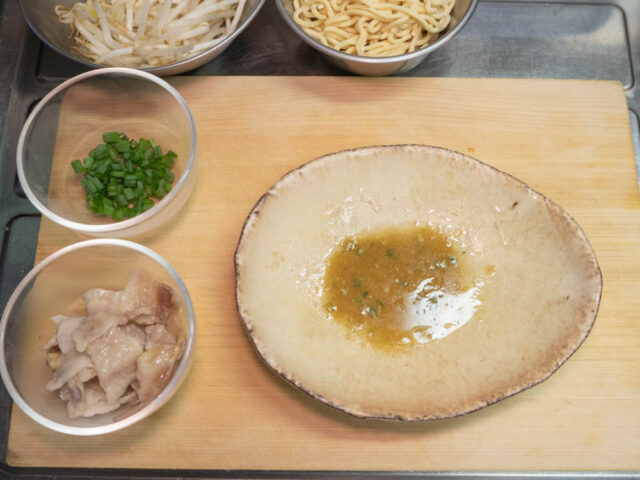豚バラ肉から出た肉汁で粉スープを溶いた写真
