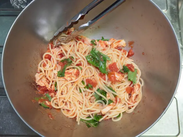 パスタとソースをよく混ぜた写真
