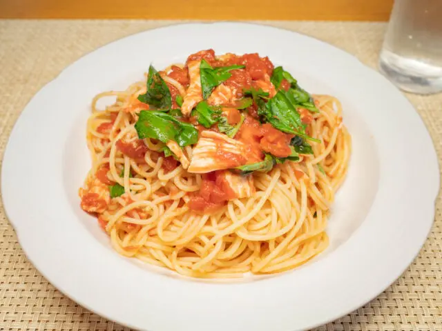 トマト缶とバジルでつくる冷製パスタ