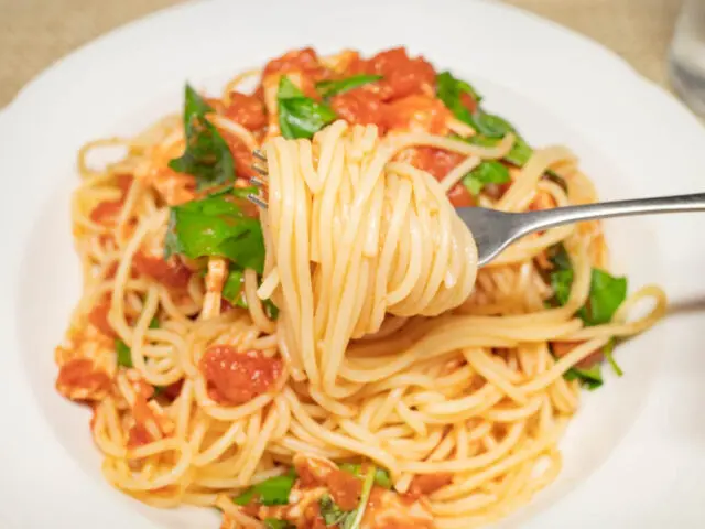 パスタをフォークで持ち上げた写真