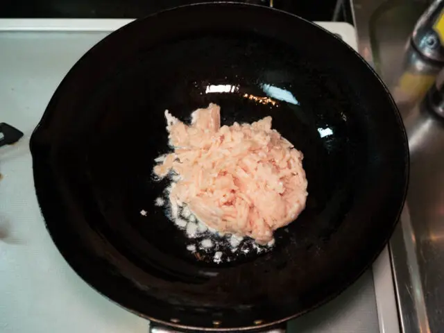 鶏挽肉を加えた写真