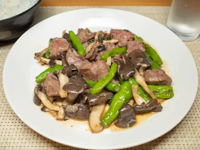 豚カシラとししとうと平茸の炒めもの