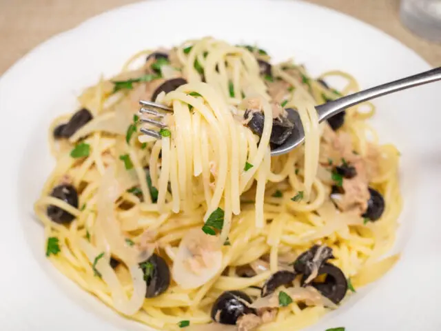 パスタをフォークで持ち上げた写真