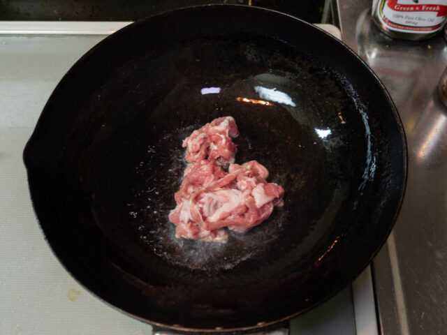豚肉を炒める写真