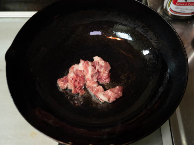 豚肉を炒める写真