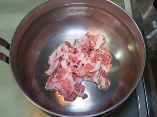 ごま油を熱して豚肉を炒める写真