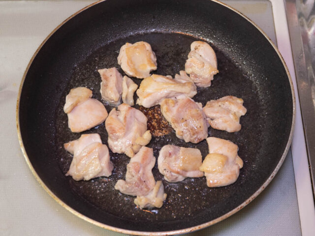 焼けた鶏も肉をひっくり返した写真