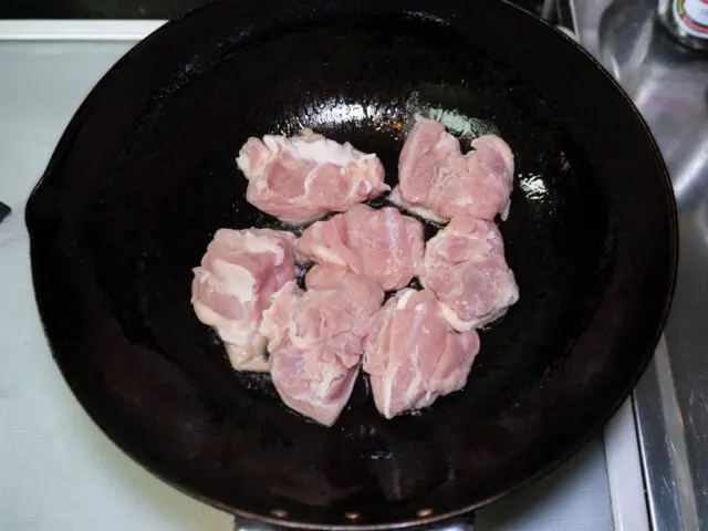 鶏もも肉を焼く