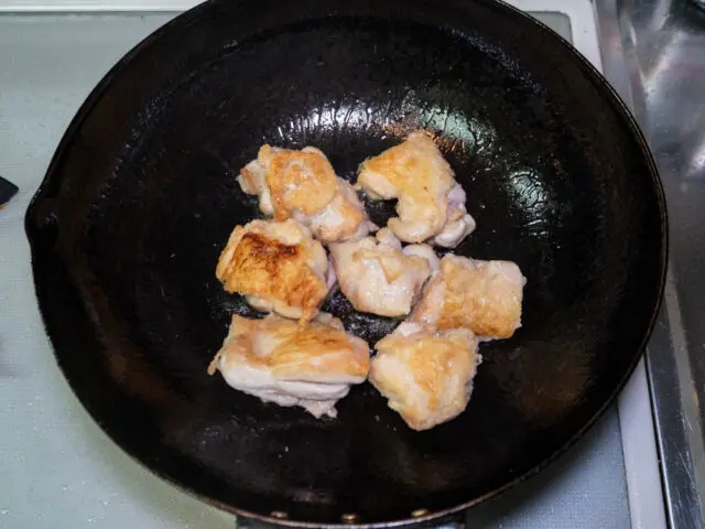 鶏肉の皮目に焼き色がついた写真