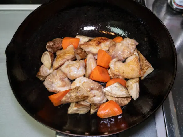 鶏肉、ごぼう、ニンジンを炒め合わせた写真
