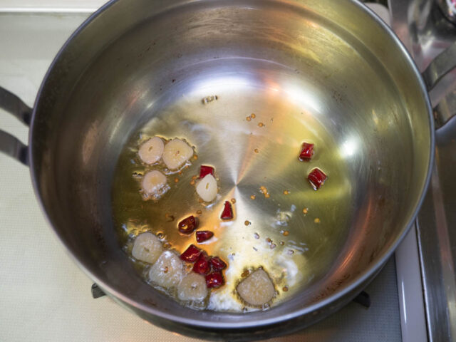 オリーブオイル、ニンニク、唐辛子を加熱する写真