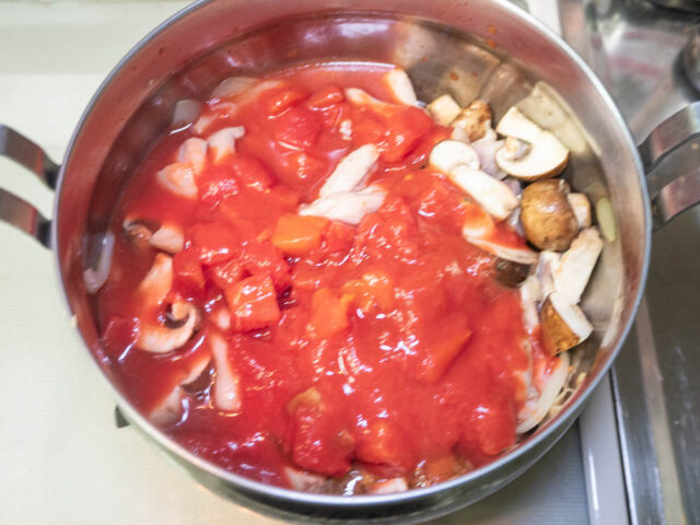 トマト缶と水を加えた写真