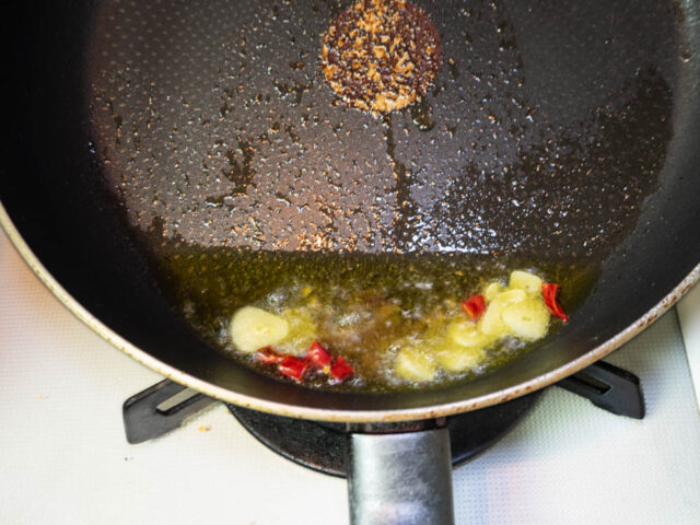 オリーブオイル、ニンニク、唐辛子を加熱する写真