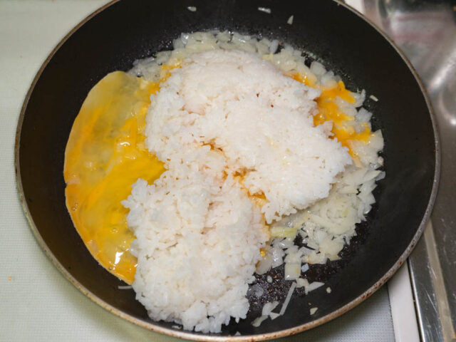 卵とご飯を加えた写真