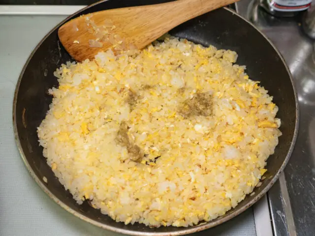 合わせた調味料を加えた写真