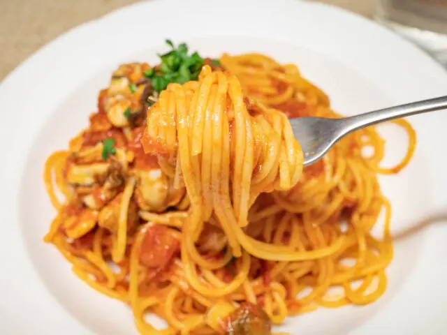 パスタをフォークで持ち上げた写真