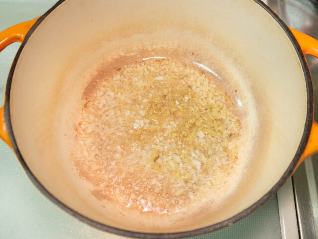 鍋にサラダブラを熱して、ニンニクと生姜を炒める写真