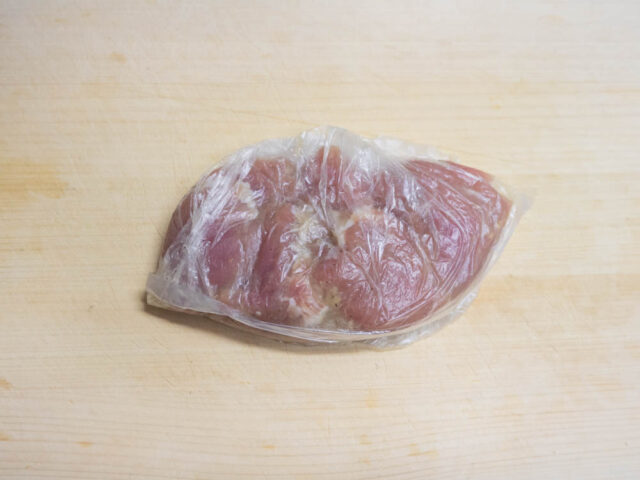 ビニール袋に豚肉、塩、ニンニク、生姜、胡椒を入れた写真