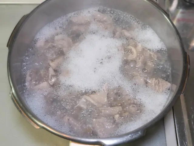 豚モツを下茹でしている写真