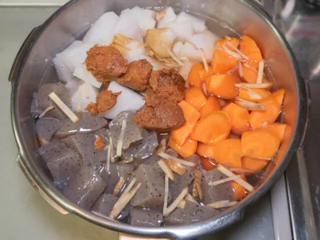 圧力鍋に食材と調味料を加えた写真