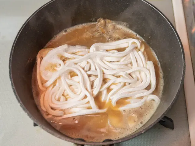 冷凍うどんを加えた写真