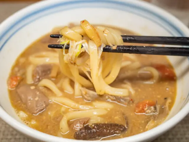 うどんを箸で持ち上げた写真