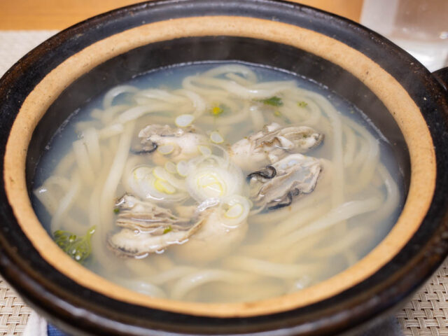 鍋にうどんと残りの牡蠣を入れて煮た写真