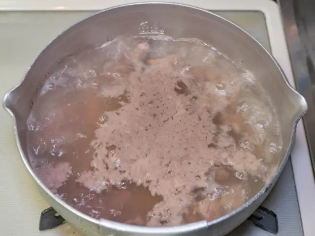 レバーとハツを下茹でする写真