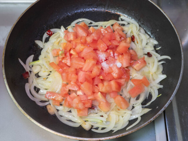 トマトと塩を加えた写真