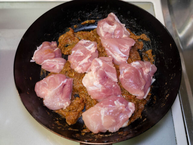 鶏肉を加えた写真