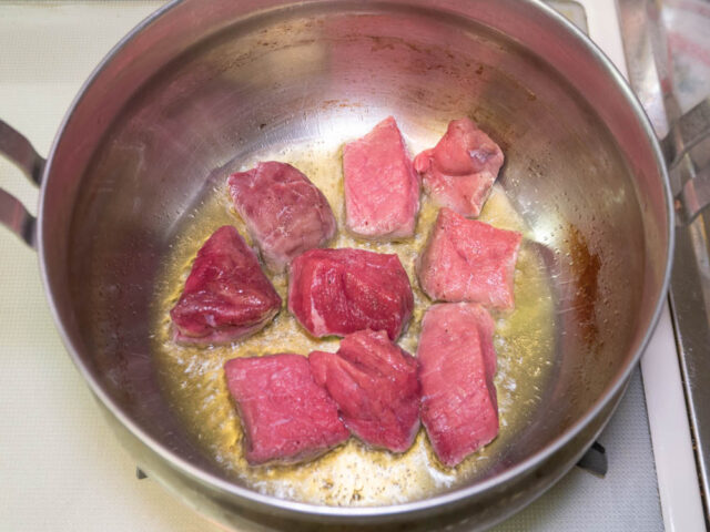 オリーブオイルで牛肉を炒める写真