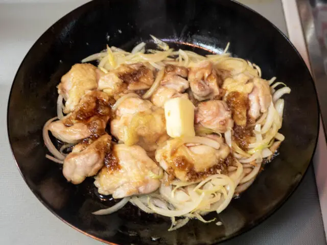 味ぽん、砂糖、ニンニク、バターを加えた写真