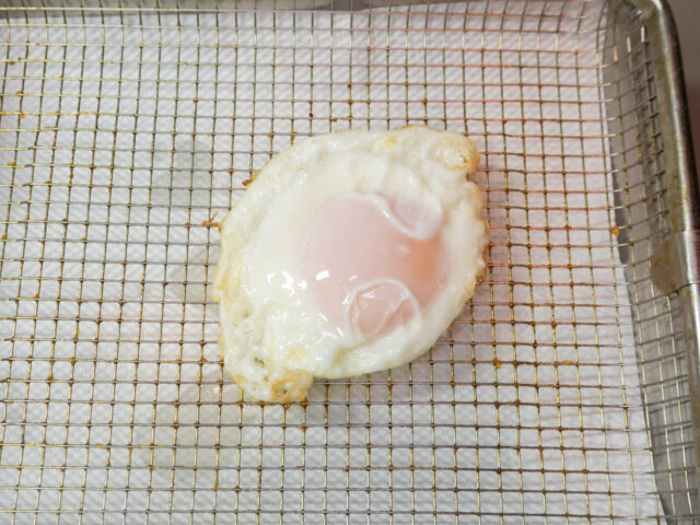 揚げ焼きにした卵を取り出して油を切る写真