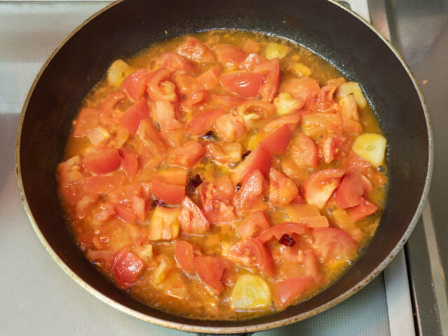 トマトを煮る写真