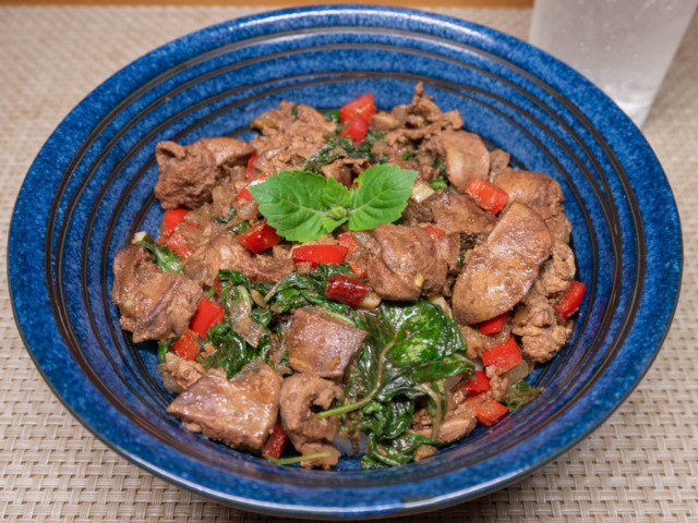 鶏もつのガパオ丼