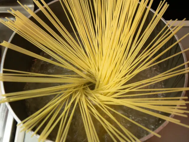 鍋にお湯を沸かし、パスタを入れた写真