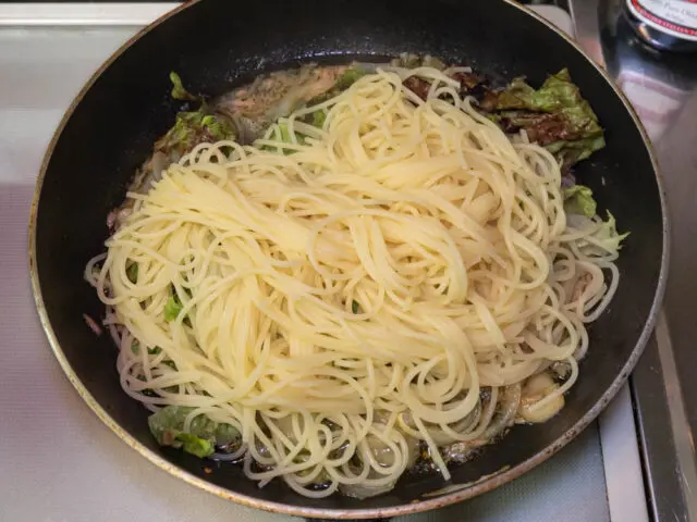 茹で上がったパスタをフライパンに合わせた写真