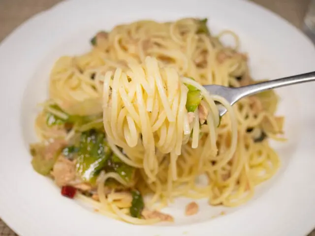 パスタをフォークで持ち上げた写真