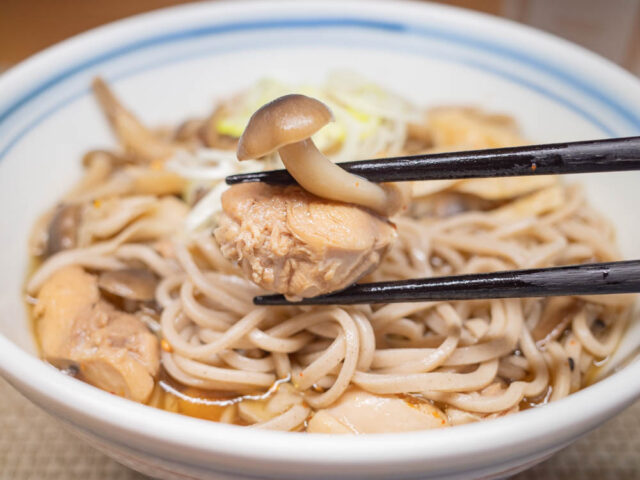 鶏肉とぶなしめじを箸で持ち上げた写真