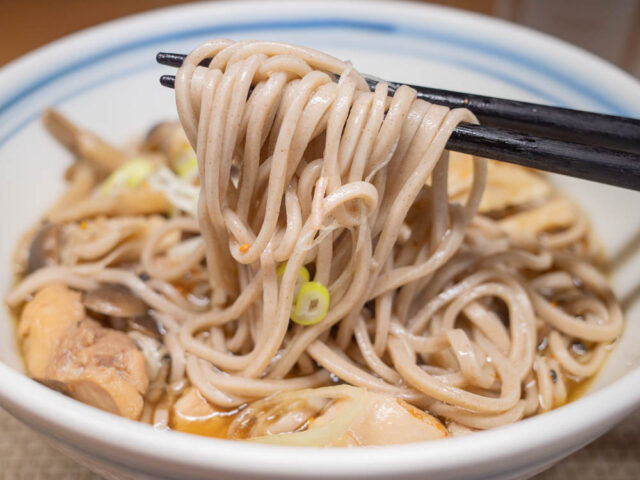 蕎麦を箸で持ち上げた写真