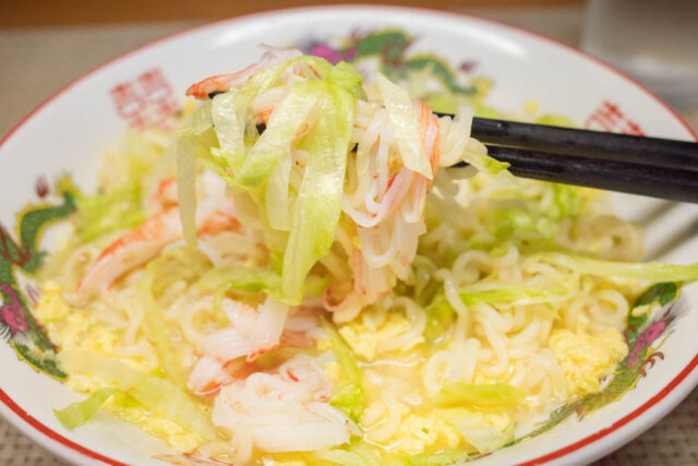 レタスとカニカマ、麺を箸で持ち上げた写真