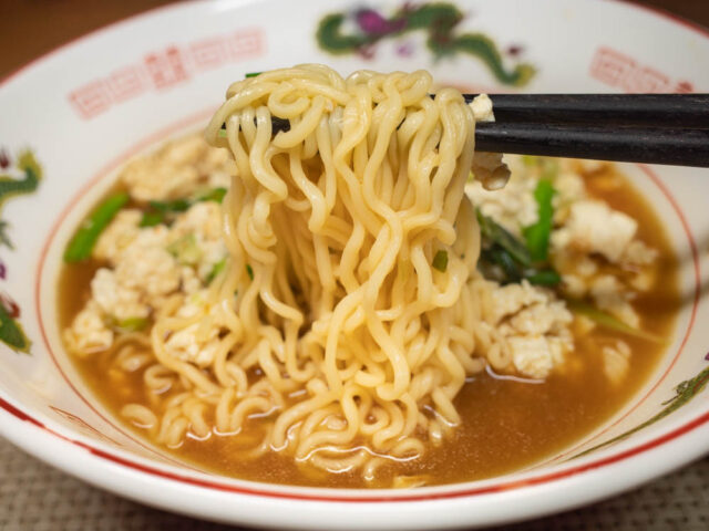 ラーメンを箸で持ち上げた写真