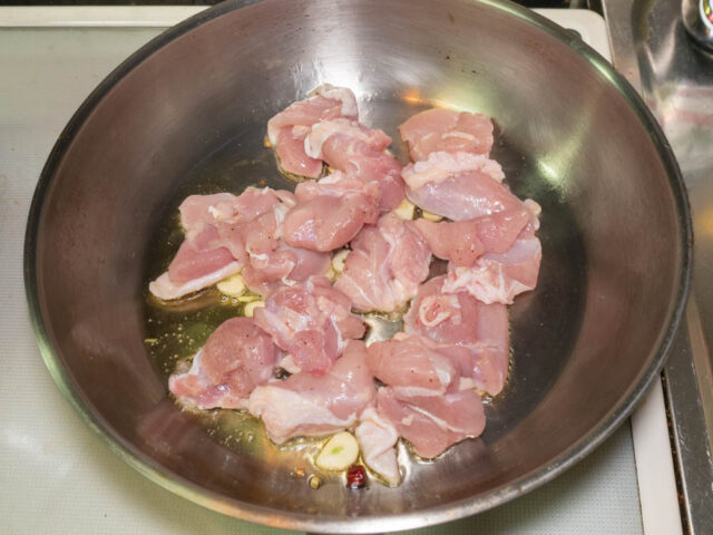 フライパンに鶏肉を入れた写真