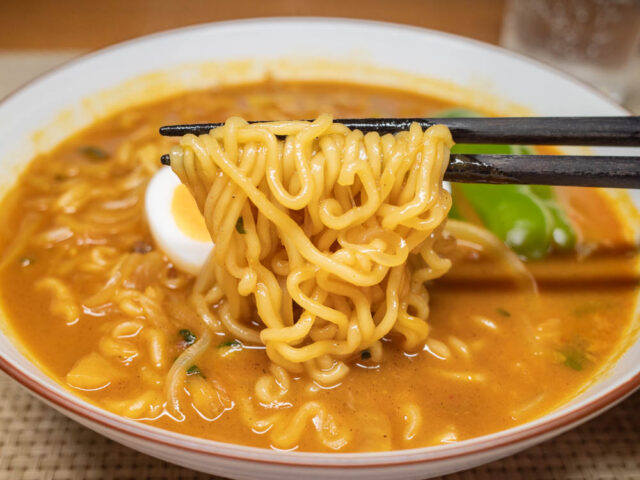 麺を箸で持ち上げた写真