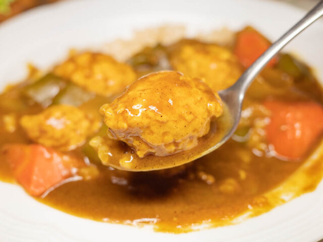 鶏団子をスプーンにのせた写真